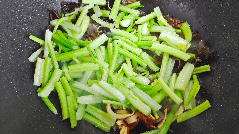 芹菜炒香干,加入芹菜和木耳,翻炒30秒