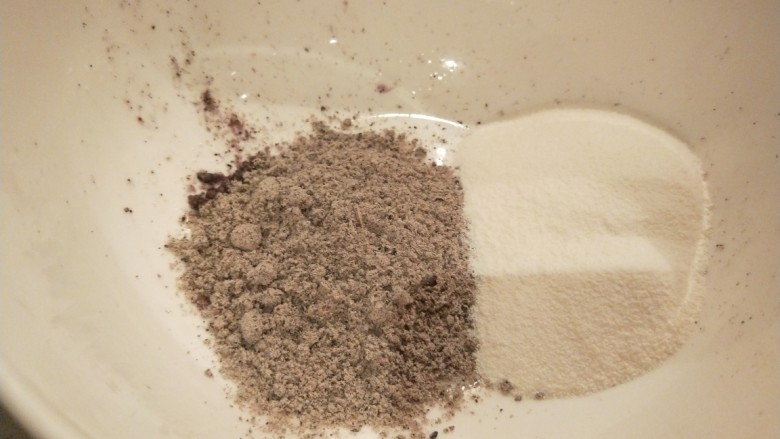 牛奶番薯粥,各两勺放入锅中搅拌均匀。