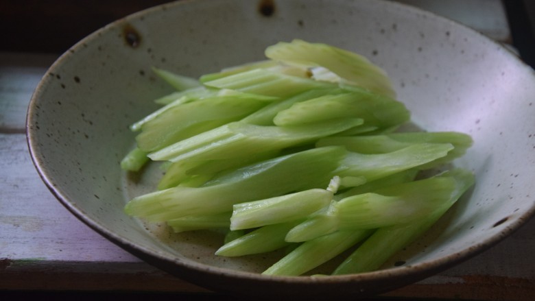 芹菜炒香干,西芹洗净切块