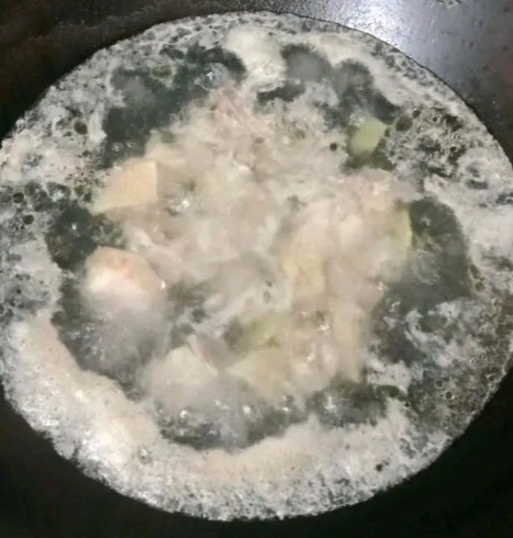 虫草花干贝鸡汤,大火焯水,撇去浮沫后清洗干净