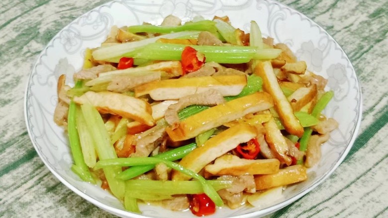 芹菜炒香干,一道芹菜炒香干就做好了~