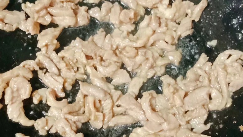 芹菜炒香干,热锅下油,倒入肉丝炒至变色盛出