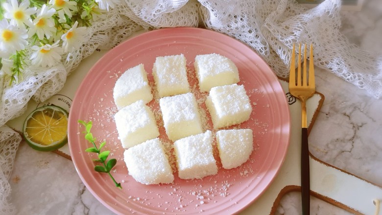 椰丝牛奶小方糕,装盘即食。