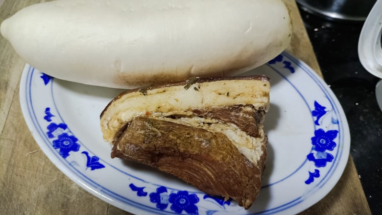 回锅肉炒萝卜,备好食材,五花肉加入<a style='color:red;display:inline-block;' href='/shicai/ 718'>料酒</a>和酱油煮断生,捞出放凉