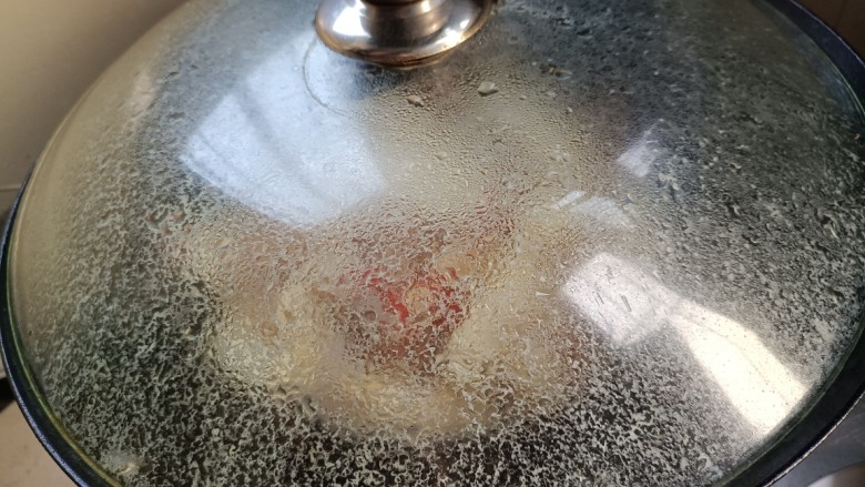 回锅肉炒萝卜,加点水,盖上盖子中小火焖5分钟