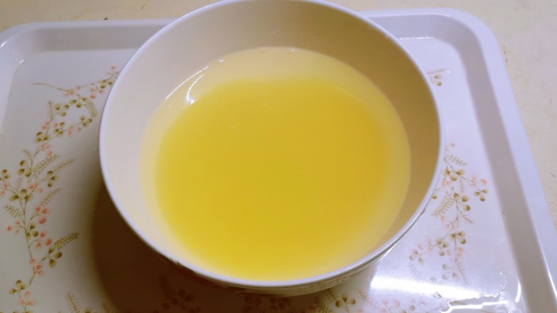 牛奶番薯粥,<a style='color:red;display:inline-block;' href='/shicai/ 493'>小米</a>清洗干净,提前用清水浸泡。