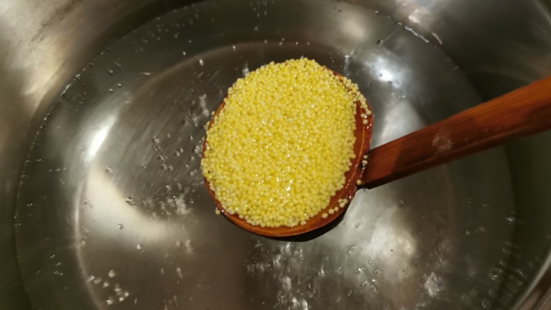 牛奶番薯粥,汤锅烧开水,放入泡好的小米烧开。