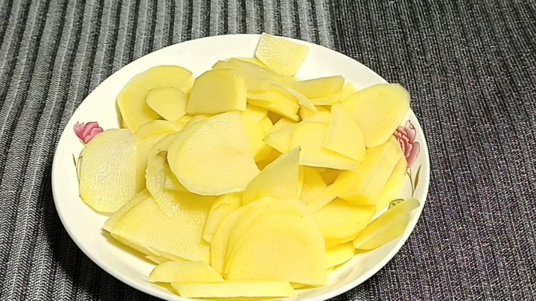 干锅土豆片,<a style='color:red;display:inline-block;' href='/shicai/ 23'>土豆</a>去皮洗净,切成片备用