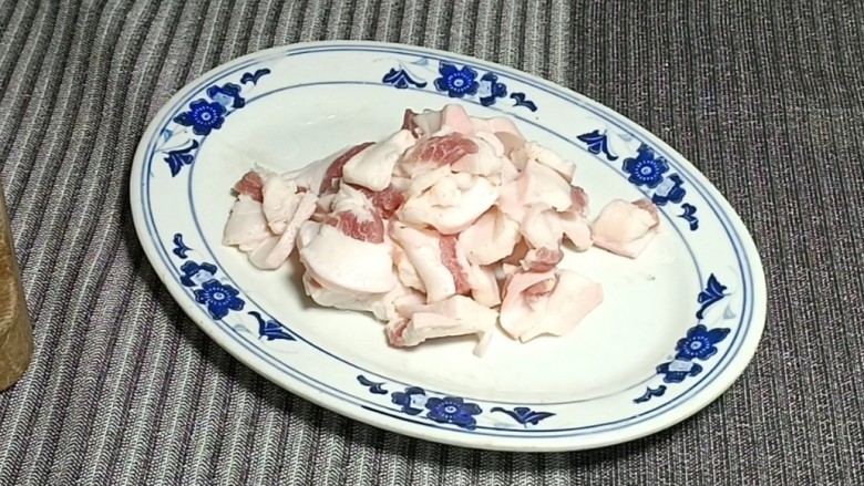 干锅土豆片,<a style='color:red;display:inline-block;' href='/shicai/ 414'>猪肉</a>洗净后切成片，备用