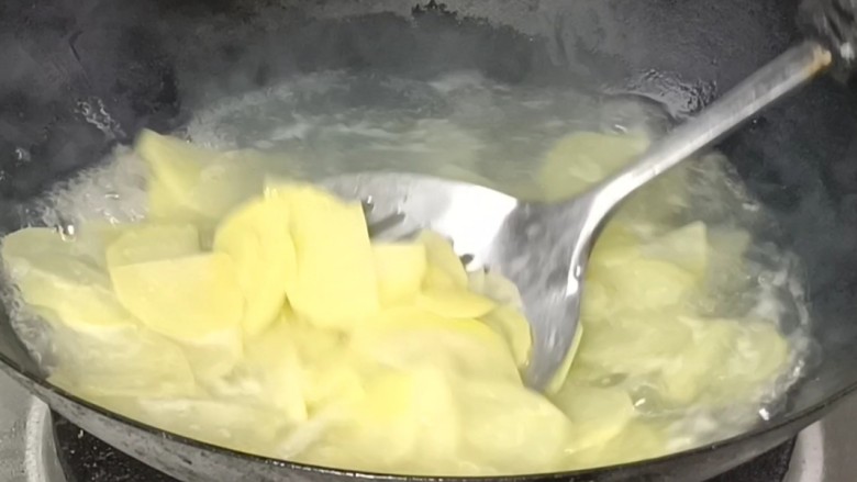 干锅土豆片,起锅烧开水,放入土豆煮至断生,捞出备用