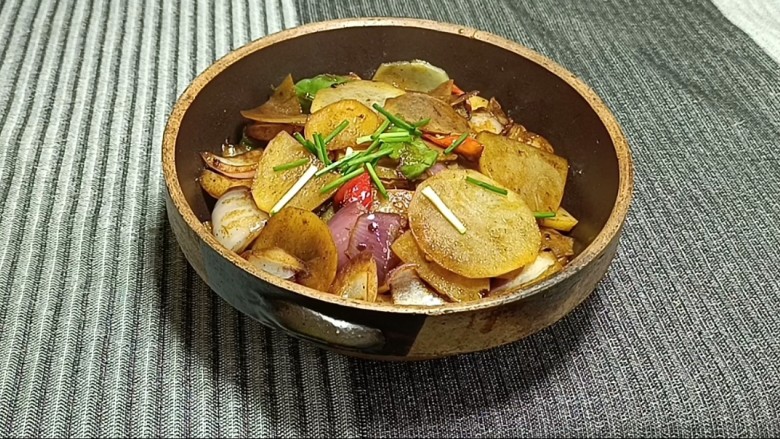 干锅土豆片,出锅装盘,撒上香葱