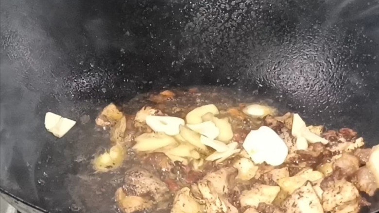 干锅土豆片,放入花椒,辣椒碎,葱姜蒜炒香,再炒匀