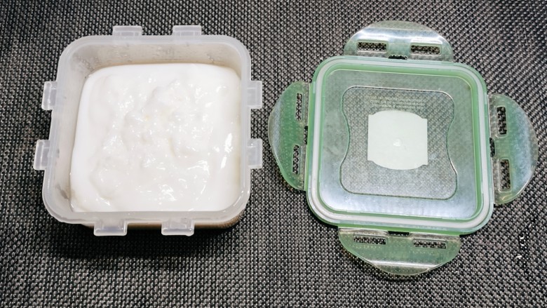 椰丝牛奶小方糕,将奶糊倒入方形保鲜盒,冰箱冷藏4小时。