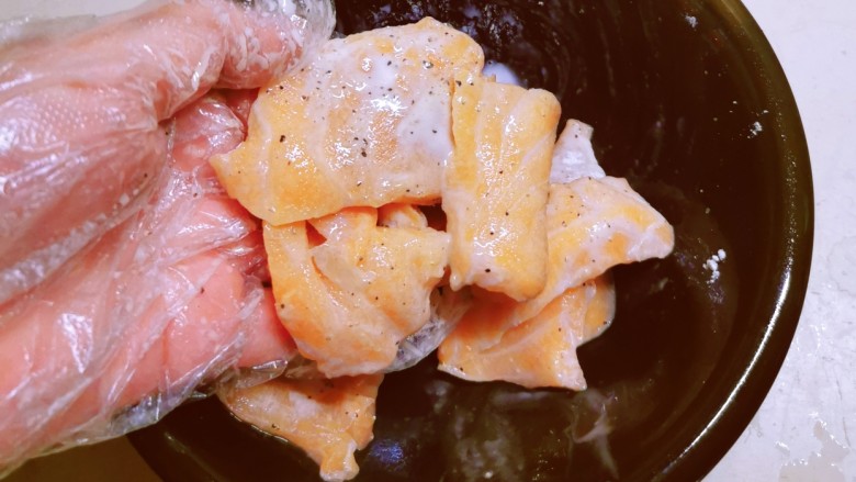 三文鱼豆腐羹,抓拌均匀,静置15分钟入味。
