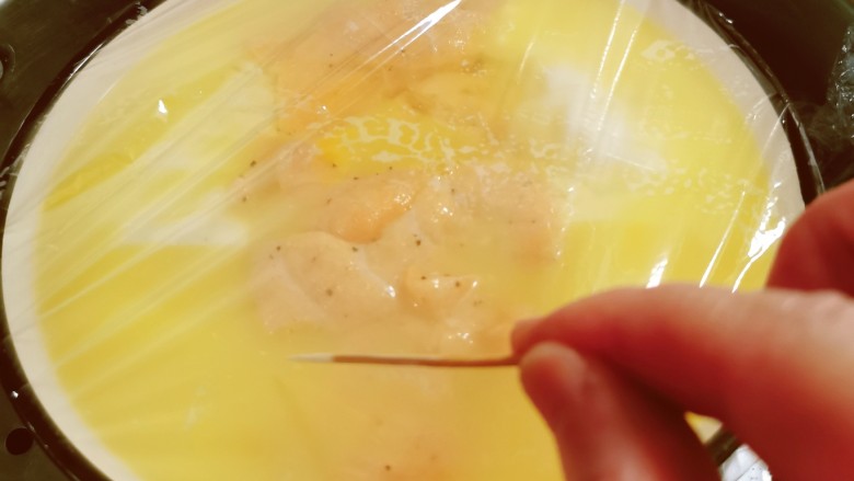 三文鱼豆腐羹,覆盖保鲜膜,用牙签扎几个孔,蒸15分钟。