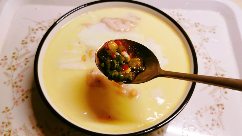 三文鱼豆腐羹,蒸好取出,浇上之前调好的料汁。