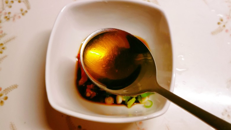 三文鱼豆腐羹,加入<a style='color:red;display:inline-block;' href='/shicai/ 3738'>芝麻油</a>,拌匀备用。