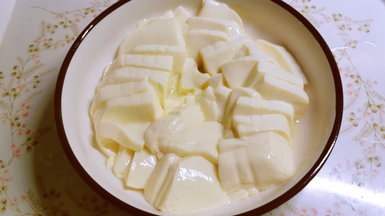 三文鱼豆腐羹,去除水分,切薄片放入盘中。