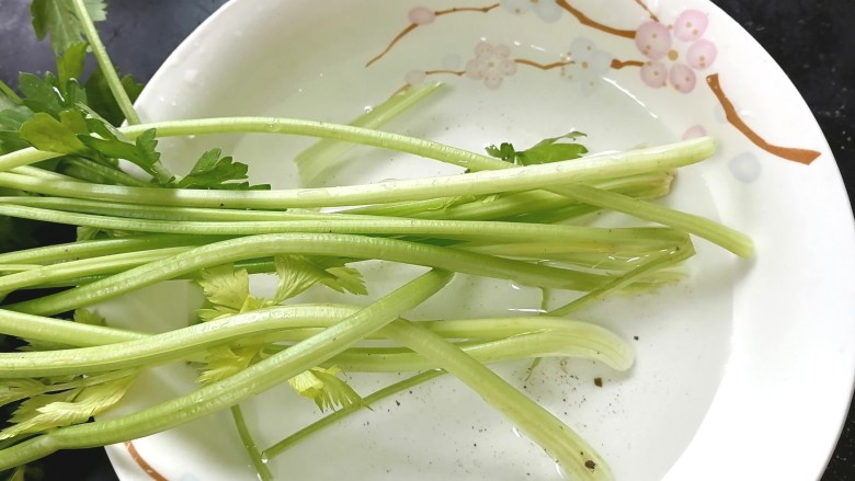 芹菜炒香干,芹菜泡水清洗干净