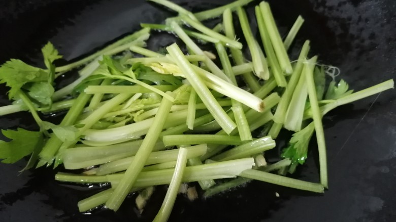 芹菜炒香干,放入芹菜翻炒