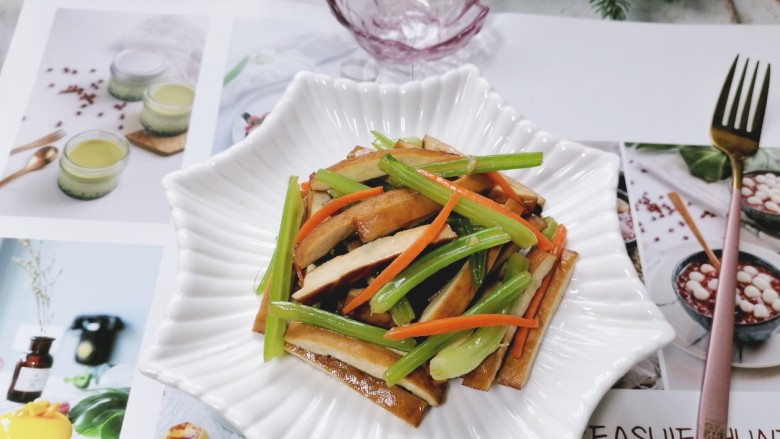 芹菜炒香干,拍上成品图,一道美味又下饭的芹菜炒香干就完成了。