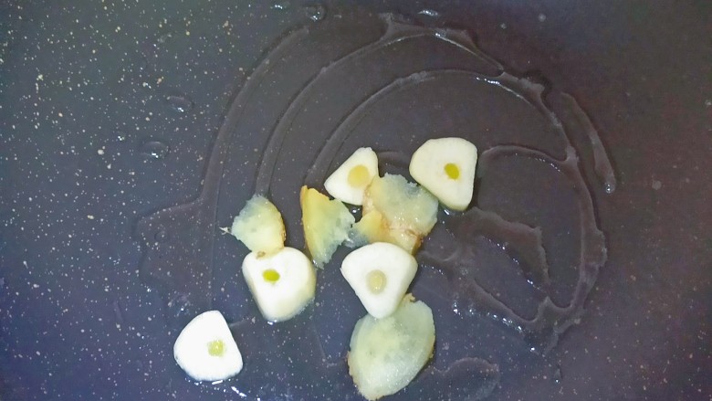 胡萝卜烧排骨,锅内加入适量食用油,加入姜蒜爆香