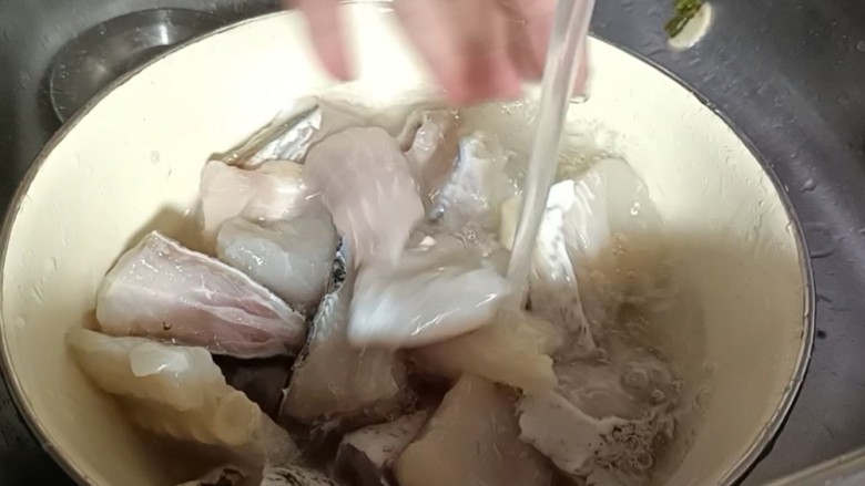 麻辣鱼块,淹过的鱼块,清洗滤干备用