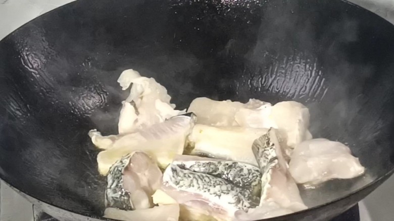 麻辣鱼块,起锅烧油,倒入鱼块,煎致二面黄