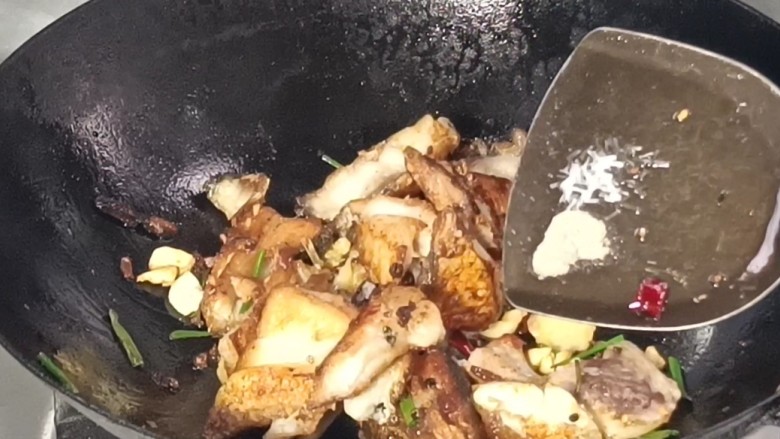 麻辣鱼块,放入胡椒,味精,盐