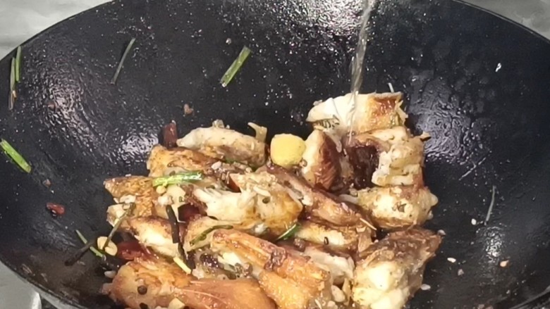 麻辣鱼块,放入生抽,醋,翻炒均匀。