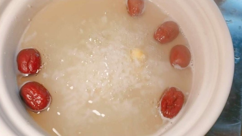 营养美味暖心粥来咯~,水开后再煮十分钟。