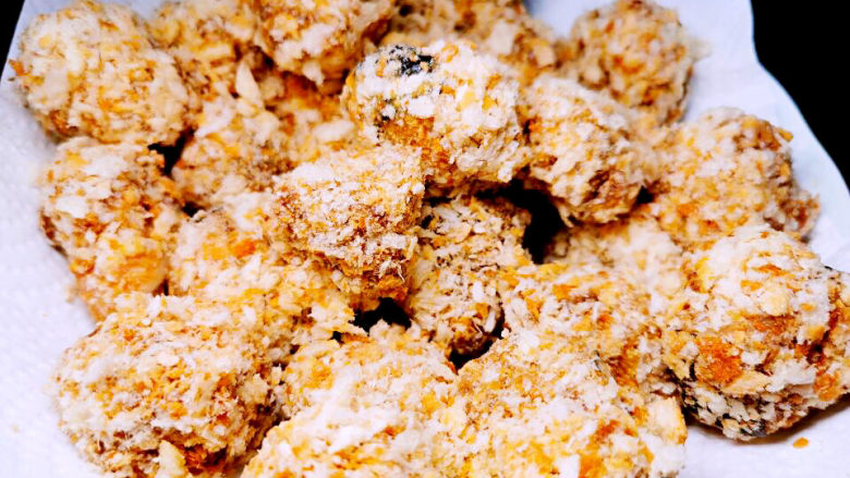 塔香酥炸鱼球,裹好,放3分钟
