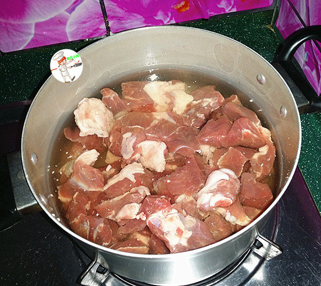 红烧羊肉煲,<a style='color:red;display:inline-block;' href='/shicai/ 329'>羊肉</a>切小块,浸泡30分钟,再入清水锅中,焯沸后捞出洗净备用
