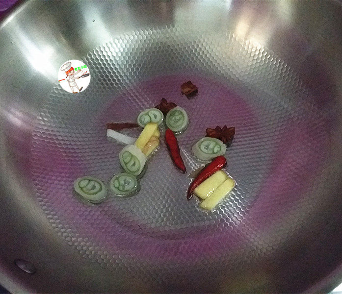 红烧羊肉煲,锅热倒入食用油,下葱姜<a style='color:red;display:inline-block;' href='/shicai/ 695'>八角</a>等调料,爆香后盛出