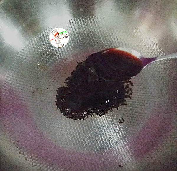 红烧羊肉煲,留底油,放入<a style='color:red;display:inline-block;' href='/shicai/ 8494'>海鲜酱</a>,小火煸至浓稠