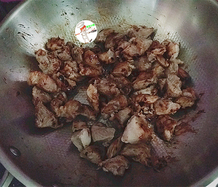 红烧羊肉煲,放入羊肉块,开小火不停地煸炒