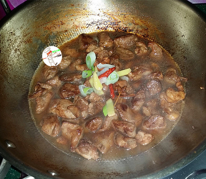 红烧羊肉煲,再加适量温水和煸炒的调料,