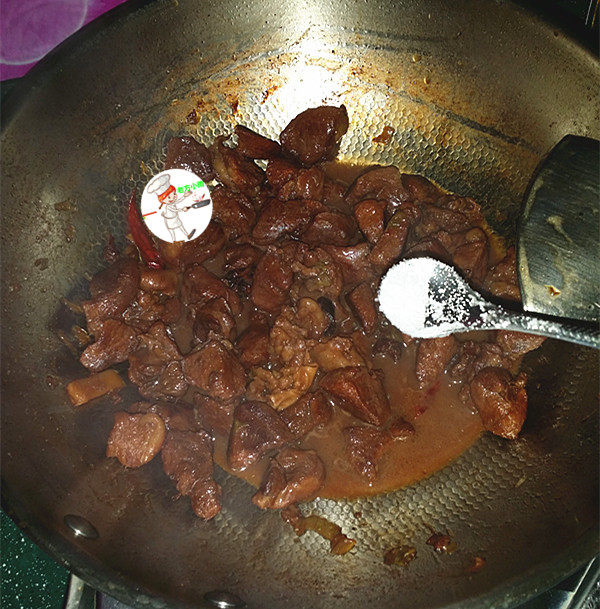 红烧羊肉煲,最后撒少许味精增鲜,不喜欢的可以不放哈