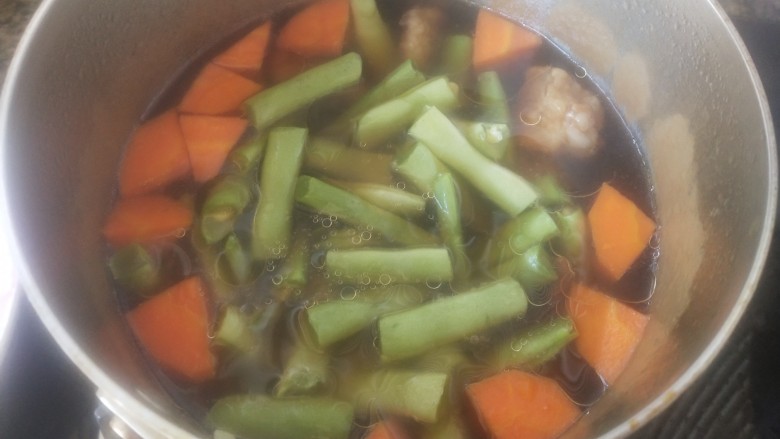 排骨土豆炖豆角,20分钟后加入豆角,再炖10分钟