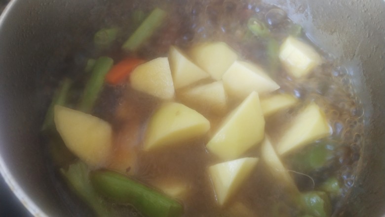 排骨土豆炖豆角,加入土豆,炖至土豆软,大概5分钟左右,大火收汁,起锅放入适量盐和老抽