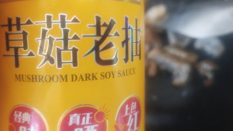 排骨土豆炖豆角,放入几滴老抽增色,翻炒均匀