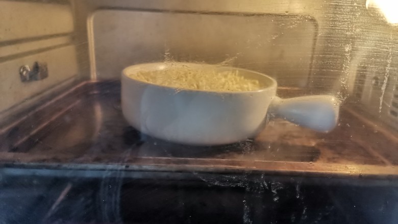 芝士烤红薯,送入预热好的烤箱上下火,180度烤25分钟