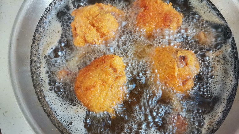 香酥锤子鸡腿,锅烧油油温六成热,下入鸡腿小火炸十分钟,炸至表面金黄酥脆熟透,捞出控油