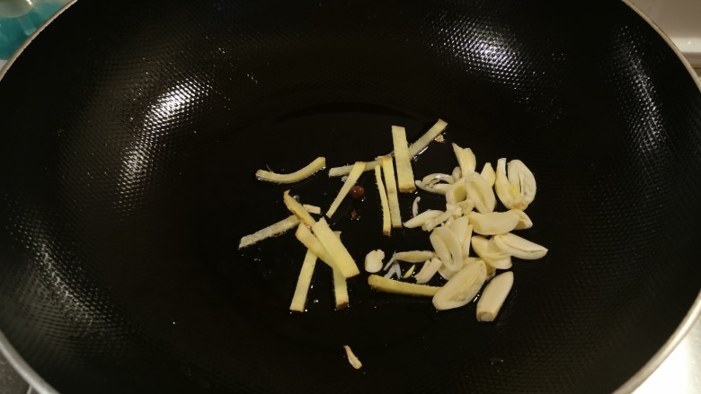 青菜猪肝汤,起油锅放入食用油,油热后放入姜丝和蒜片,炒出香味。