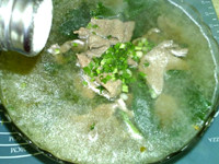 清菜猪肝汤,倒入碗中,撒葱花,<a style='color:red;display:inline-block;' href='/shicai/ 720'>胡椒粉</a>即成