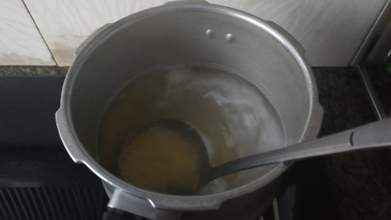 百合小米粥,烧开用勺子搅拌一下,防止粘锅