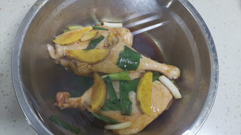 香酥鸭腿,盖上保鲜膜,腌制一夜