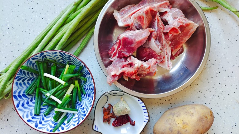 排骨土豆炖豆角,首先我们准备好所有食材(今天的小排有点贵,所以我买了杂排😂)