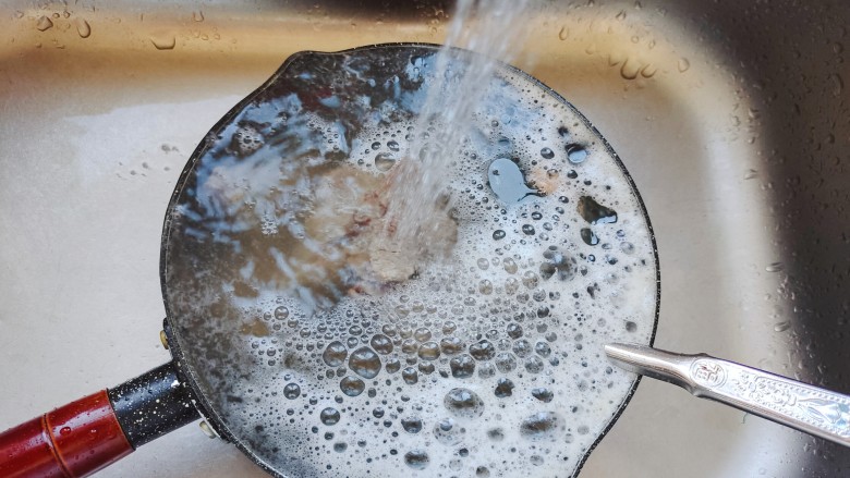 排骨土豆炖豆角,大火煮七八分钟后用流动水冲洗掉表面的浮沫,控干水分