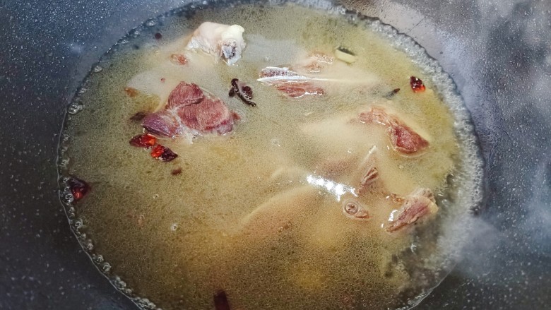 排骨土豆炖豆角,加适量热开水(水量和食材齐平)